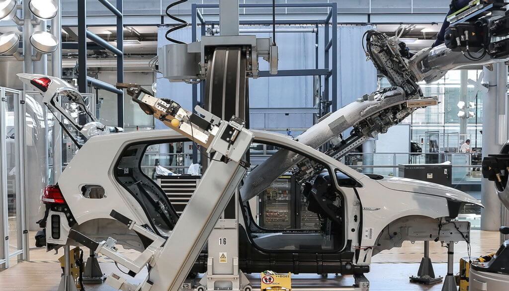 e-Golf headliner fitted by a robot as standard at Gläserne Manufaktur